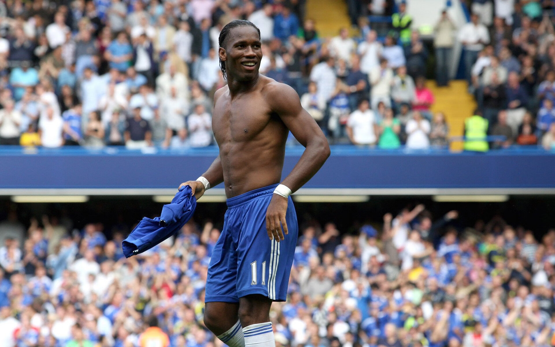 开云体育官网-基耶萨关键节点连续得分，巴黎爆冷多特蒙德，当个人英雄主义照亮战术铁幕