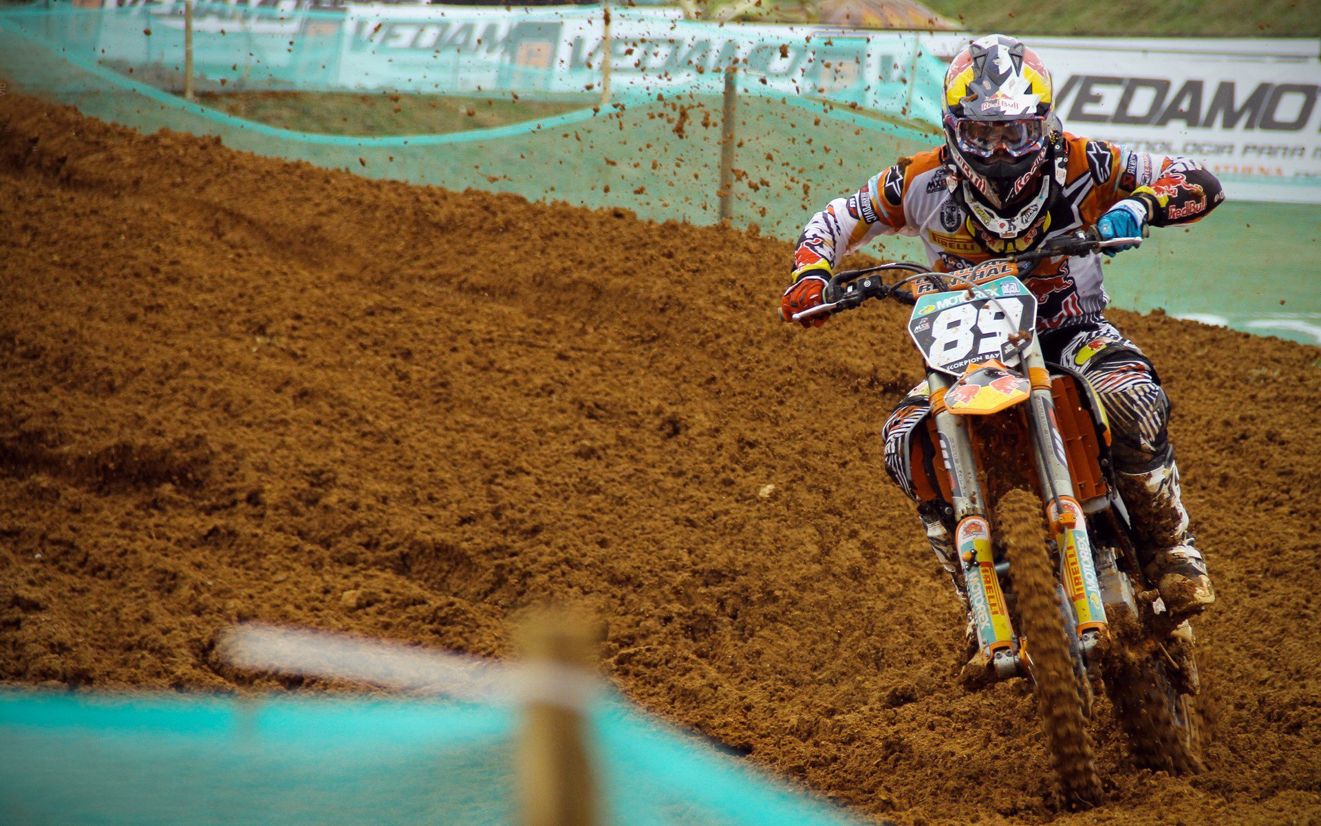 莫德里奇意甲封神夜，西班牙提前终结伊拉克悬念，足球如何缝合破碎的世界？